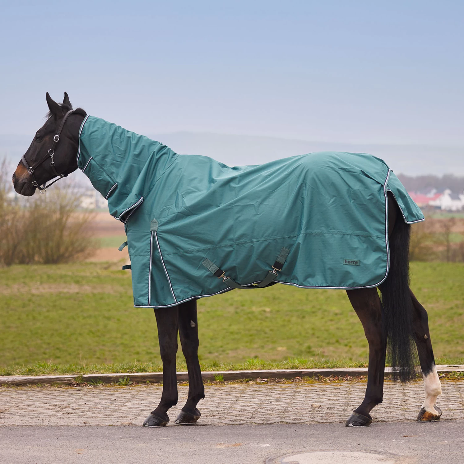 Horze Glasgow Lightweight Full Neck Turnout Rug - Image 5