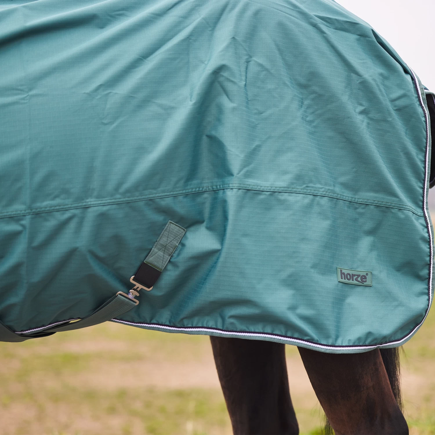 Horze Glasgow Lightweight Full Neck Turnout Rug - Image 10