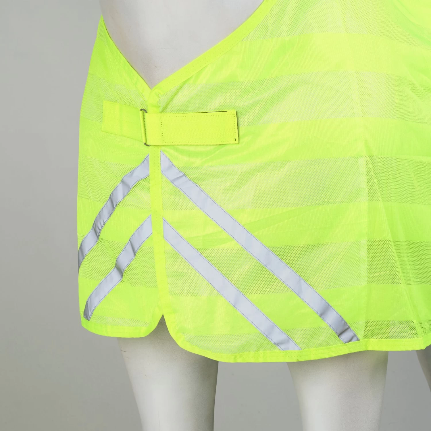 Horze Reflective Mesh Rug - Image 2