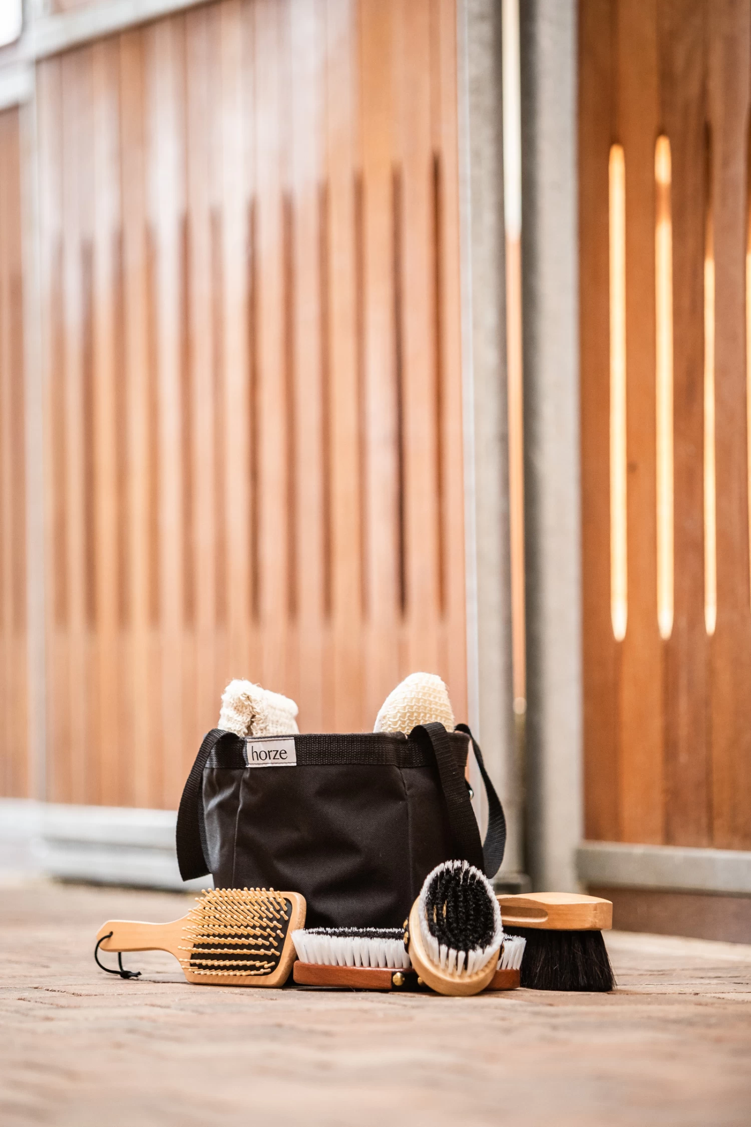 Horze Wooden Grooming Set - Image 7