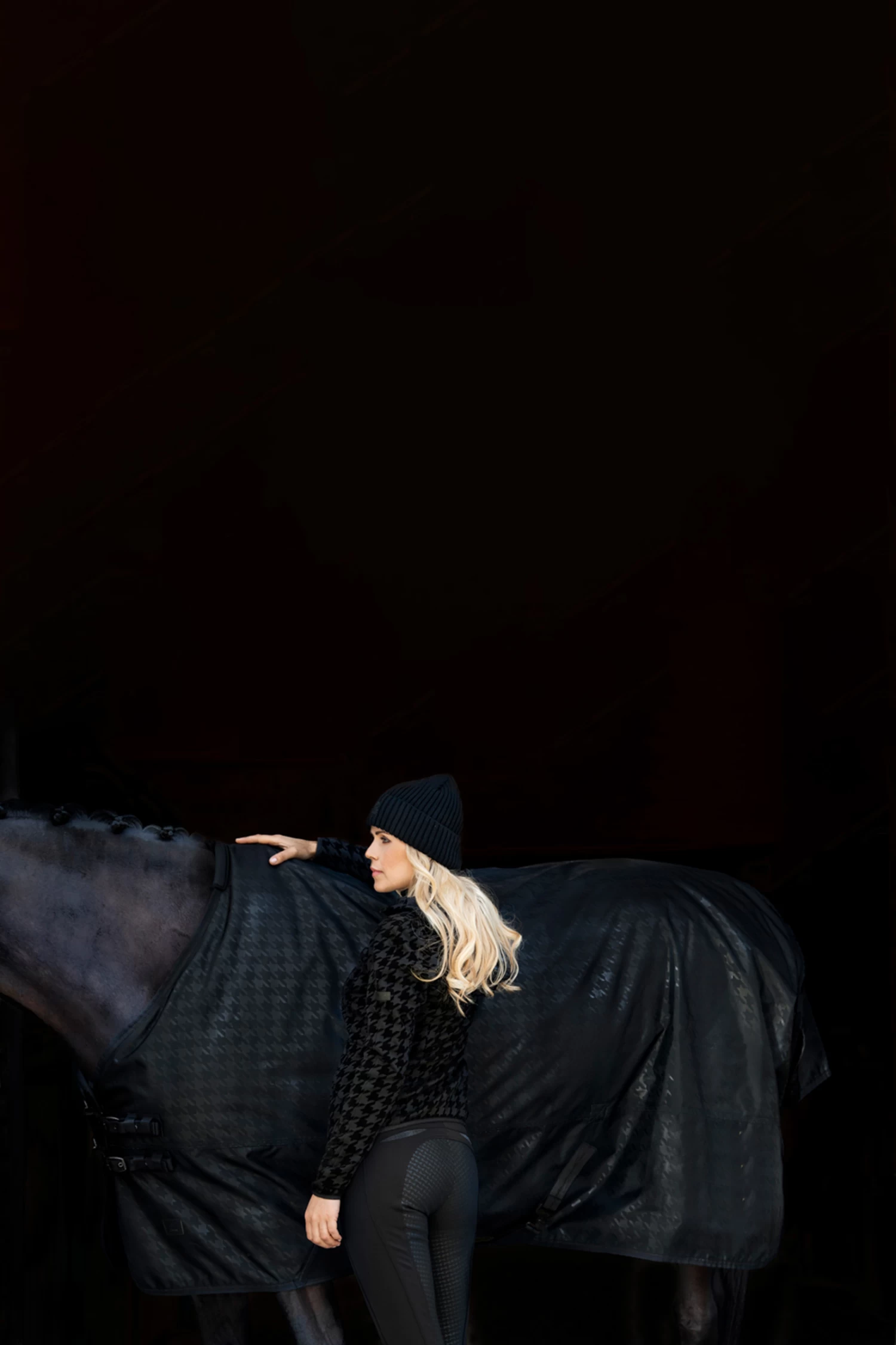 Eskadron Essence 22/23 Alpha 1680 Turnout Rug, 150g - Image 2