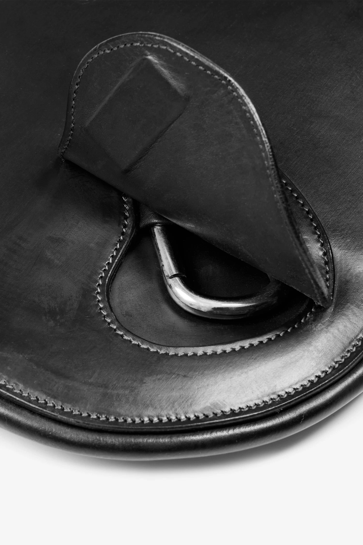 LeMieux Gel-Tek Anatomic Short Stud Girth With Magnet - Image 6